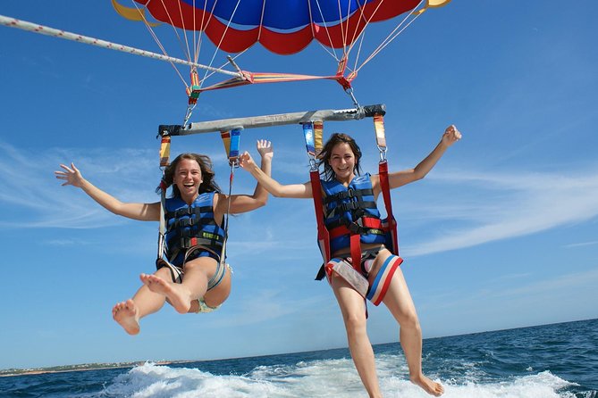 Parasailing-Wasseraktivität. (Volles Adrenalin)