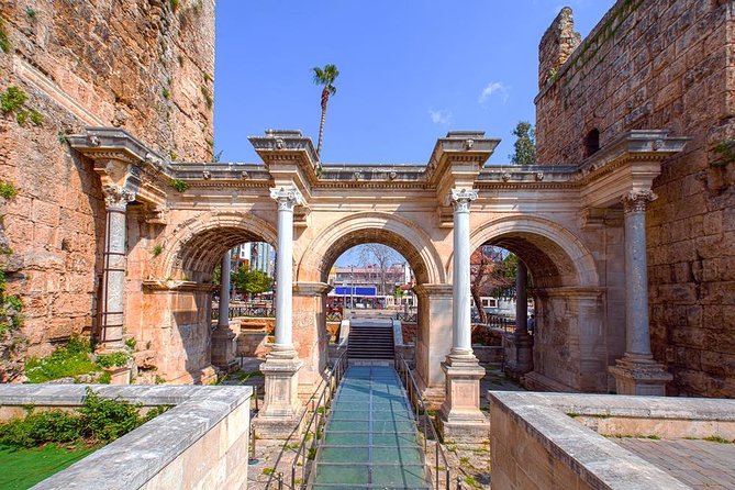 İsteğe bağlı Şehir Turu ve Düden Şelalesi ile Antalya Akvaryumu girişi