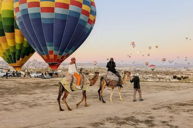 Expérience de safari à dos de chameau au coucher du soleil en petit groupe en Cappadoce