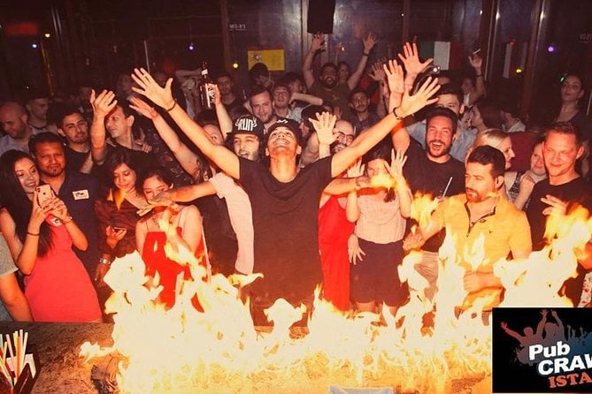 Gran fiesta nocturna en el Pub Crawl de Estambul. Fiestas en azoteas, autobuses de fiesta y vida nocturna