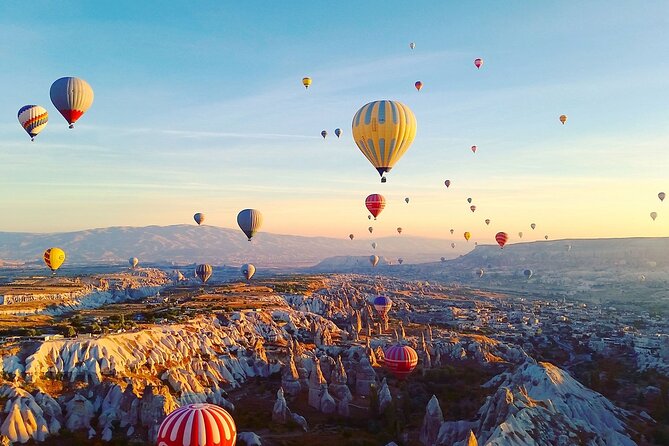 Tour en montgolfière d'une heure en Cappadoce sur les cheminées de fées