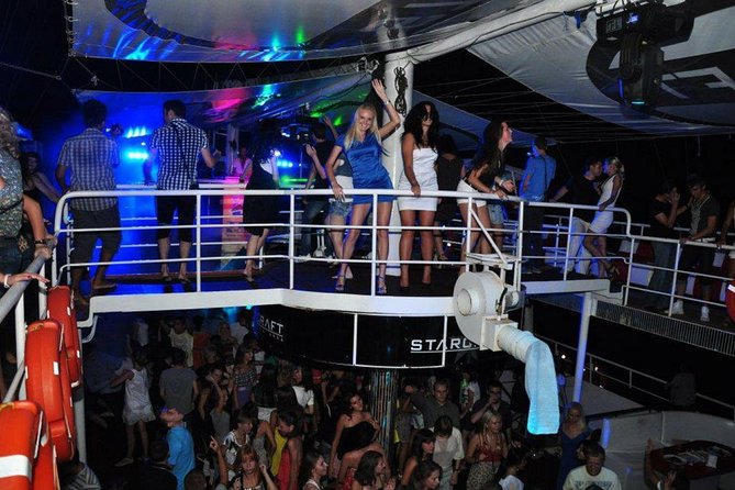 Bateau de fête la nuit d'Antalya