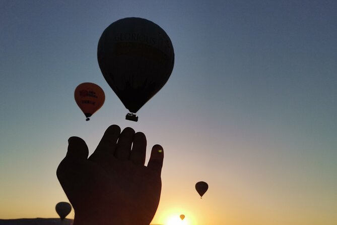 Visite photographique privée en montgolfière au lever du soleil dans la vallée de l'amour de Göreme