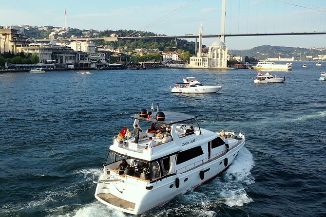 Crociera in yacht sul Bosforo con sosta sul lato asiatico (con guida dal vivo)