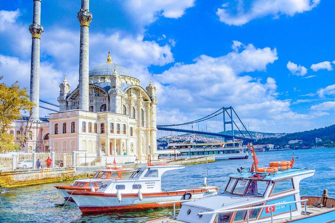 Palacio de Dolmabahce y teleférico y Bósforo en barco