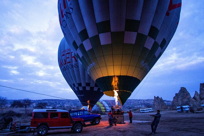 Kapadokya'da Araçla Alma ile Sıcak Hava Balonu Turu