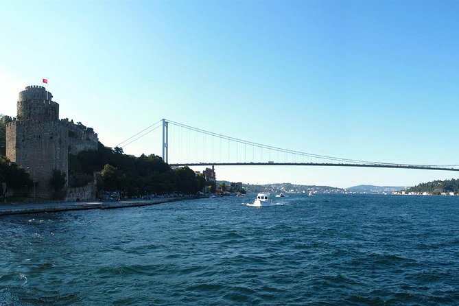 Excursion matinale en bateau sur le Bosphore et visite des reliques ottomanes l'après-midi à Istanbul avec déjeuner