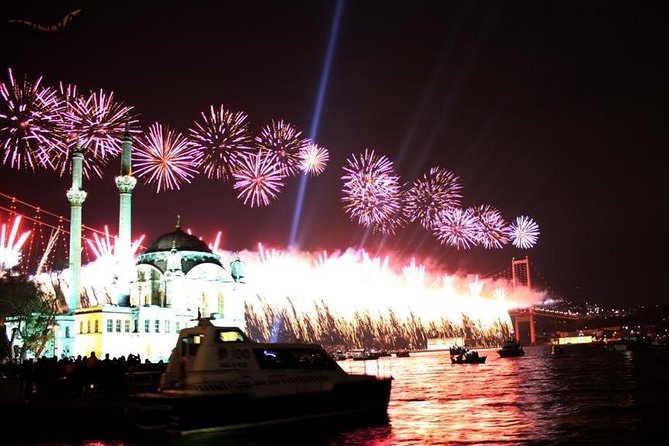 Fiesta de Nochevieja en el Bósforo de Estambul