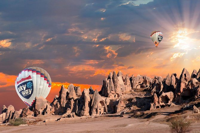 Kapadokya üzerinde sıcak hava balonu yolculuğu