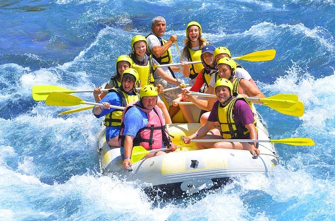 Activité de rafting pleine d'adrénaline