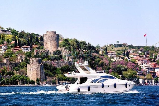 2-stündige private Luxusyachtkreuzfahrt auf dem Bosporus mit Transfers