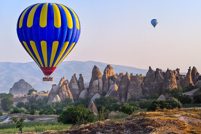 Vuelo en globo aerostático al amanecer en Capadocia