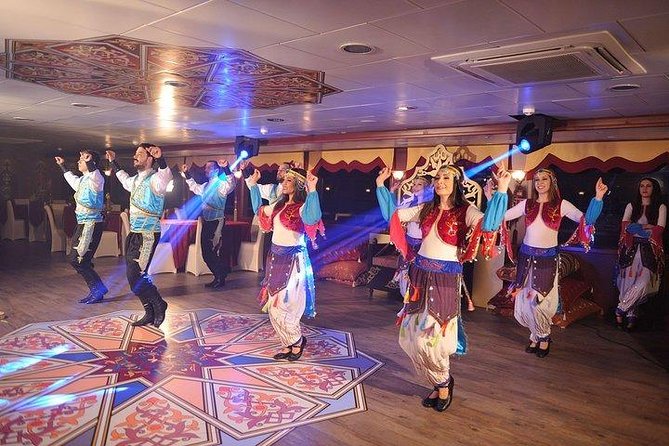 Crucero con cena y espectáculo en Estambul