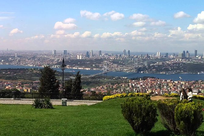 Bosporus-Kreuzfahrt und Zwei-Kontinente-Tour mit Mittagessen auf dem Gipfel des Camlica-Hügels