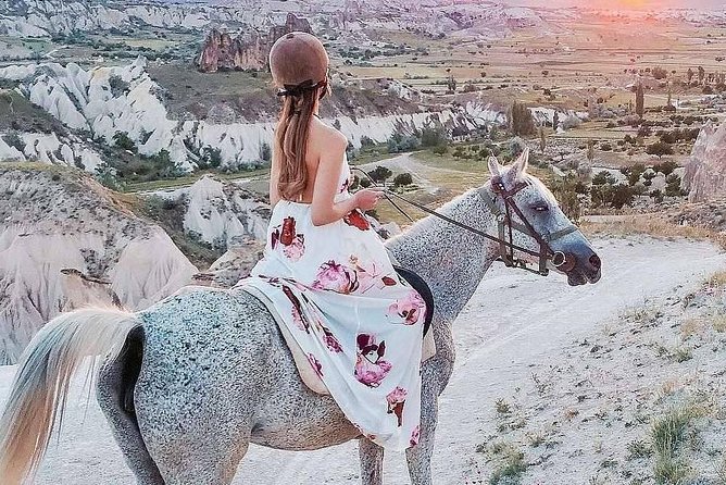 Excursion à cheval au coucher du soleil dans les vallées de la Cappadoce