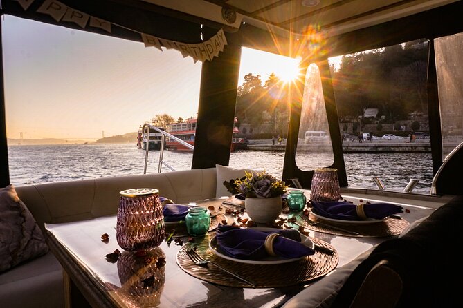 Crucero al atardecer / mediodía por el Bósforo en yate privado