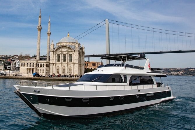 Crociera turistica privata su yacht di lusso nel Bosforo di Istanbul