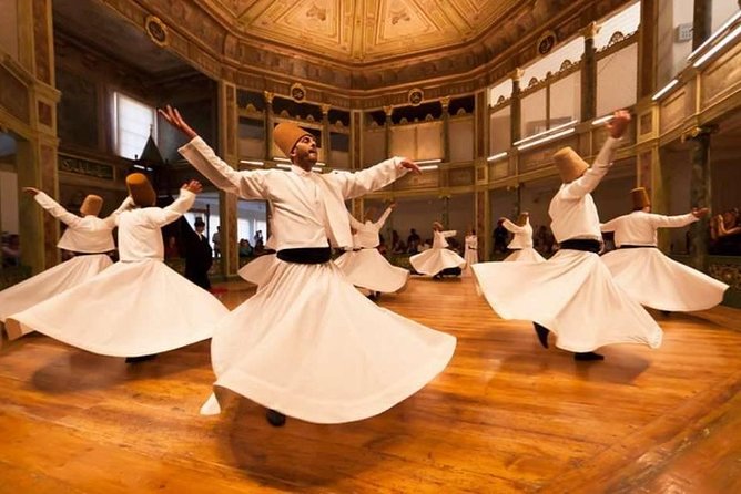 Découvrez la cérémonie traditionnelle des derviches tourneurs en Cappadoce