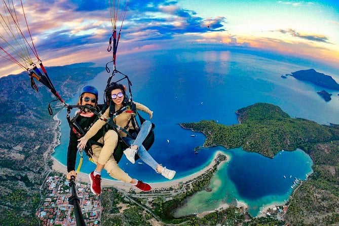 Fethiye'de Mavi Lagün Üzerinde Tandem Yamaç Paraşütü