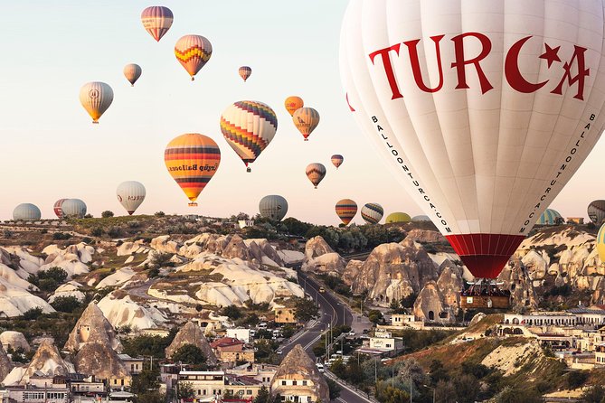 Heißluftballon bei Sonnenaufgang in Kappadokien mit Champagner-Frühstück