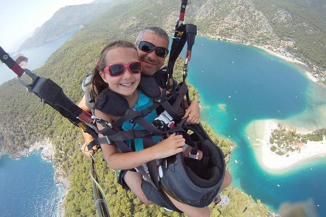 土耳其费特希耶 Ölüdeniz 的双人滑翔伞