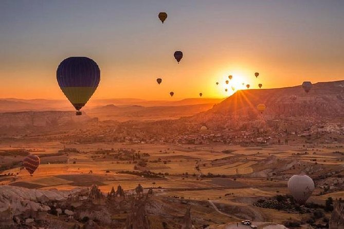 Excursion d'une journée en Cappadoce avec balade en montgolfière au lever du soleil