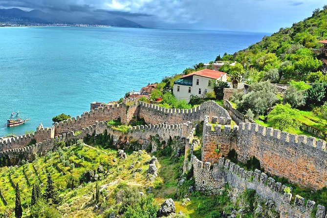 Alanya-Stadtrundfahrt mit Mittagessen und Bootsfahrt