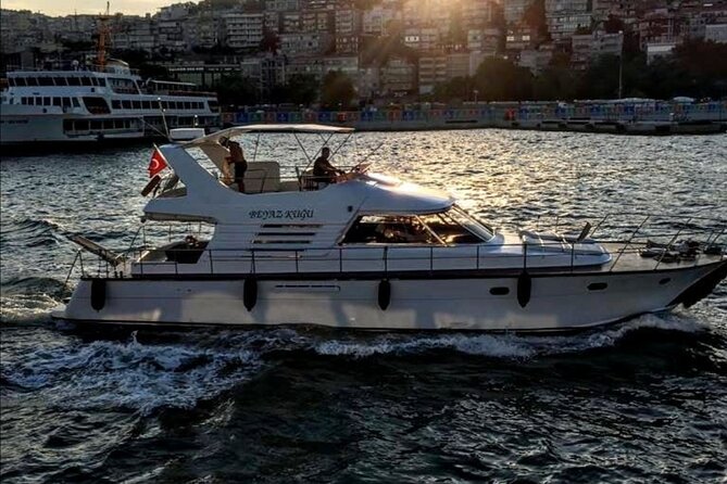 Crociera privata in yacht sul Bosforo e tour di un'intera giornata al Palazzo Dolmabahce