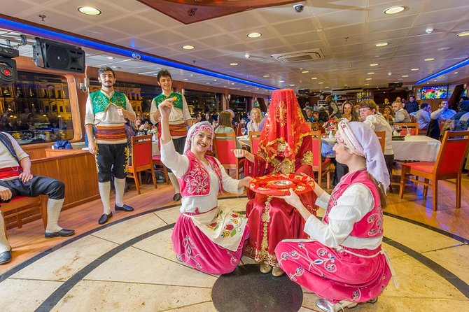 Croisière sur le Bosphore avec dîner-spectacle avec alcool