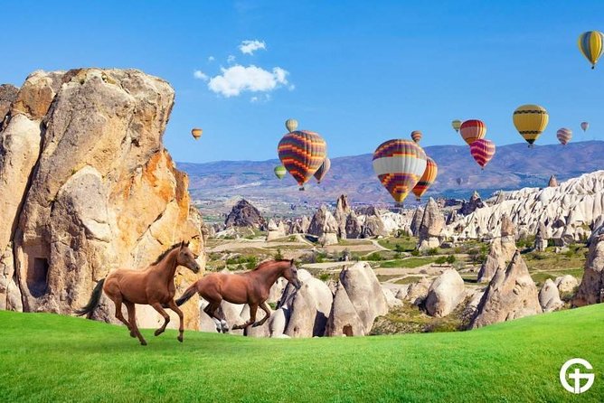 Découvrez des lieux magiques lors d'un tour en montgolfière standard en Cappadoce