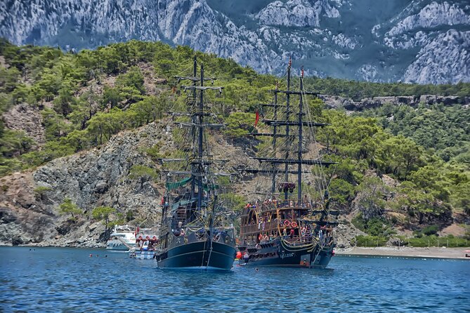 Paseo en barco pirata con almuerzo y bebidas