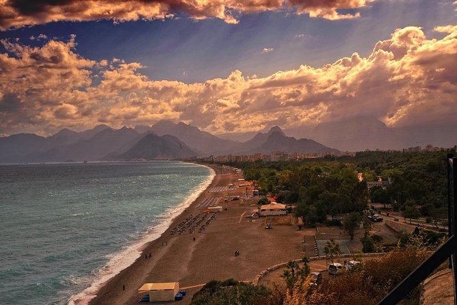 Arrivée Transfert privé de l'aéroport d'Antalya AYT à Antalya en minibus