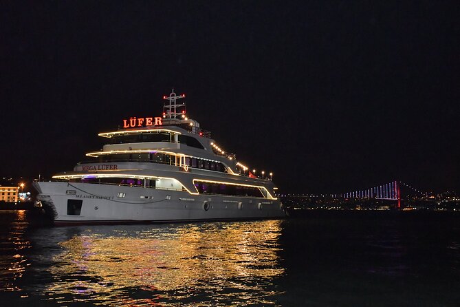 Crucero con cena por el Bósforo y entretenimiento con mesas privadas