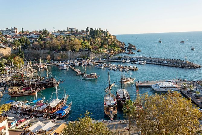 Visite privée de la ville d'Antalya : 3 cascades et 1 heure de visite en bateau