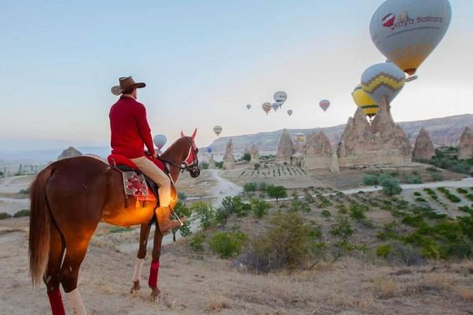 Équitation au coucher du soleil à travers les vallées de la Cappadoce