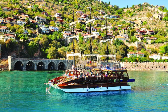 Tour in catamarano di Alanya con bagni di sole, nuoto e snorkeling