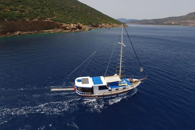 Excursion privée en bateau au coucher du soleil de 3 heures avec dîner à Bodrum