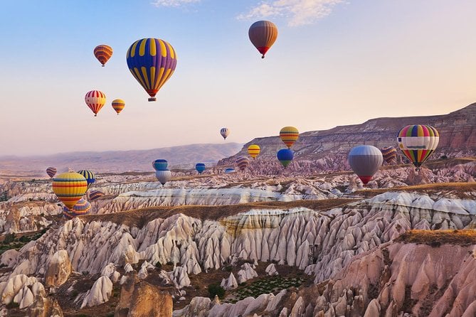 Vol en montgolfière au-dessus de la Cappadoce au lever du soleil