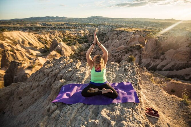 Yoga all'alba magica con vista in mongolfiera a Göreme in Turchia