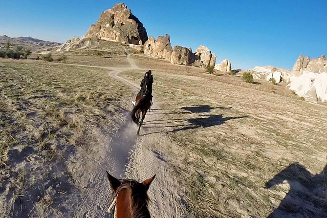 Équitation au coucher du soleil en Cappadoce à travers les vallées et les cheminées de fées