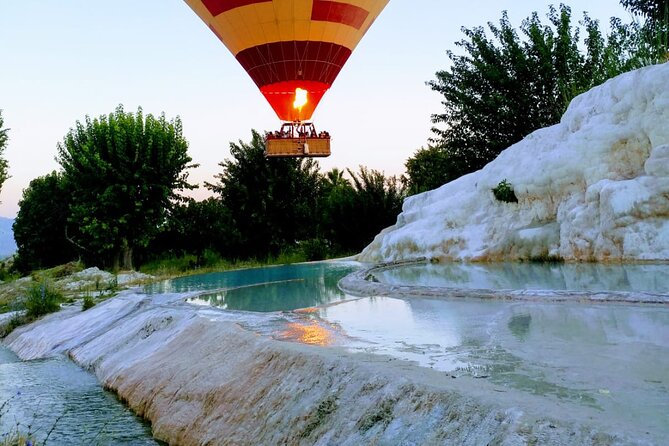 Paseo en globo aerostático al amanecer en Pamukkale desde un lateral