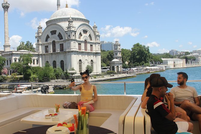 Crociera con pranzo a Istanbul: Crociera lungo il Bosforo fino al Mar Nero