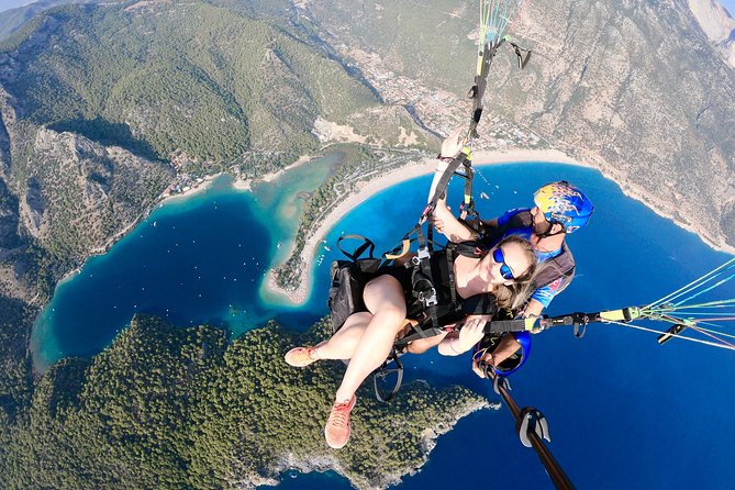 Tandem-Gleitschirmfliegen über der Blauen Lagune in Fethiye von Kas Inc.Transfer