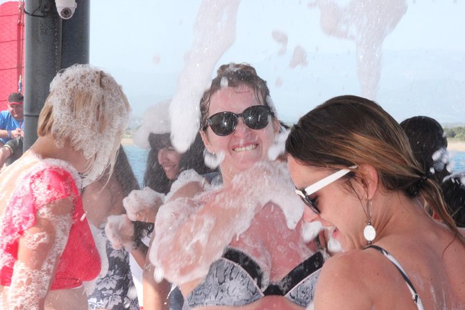 Lado: Paseo en Barco con almuerzo y fiesta de la espuma