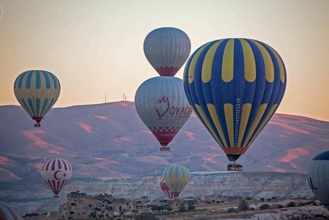 Tour rosso della Cappadocia con giro in mongolfiera