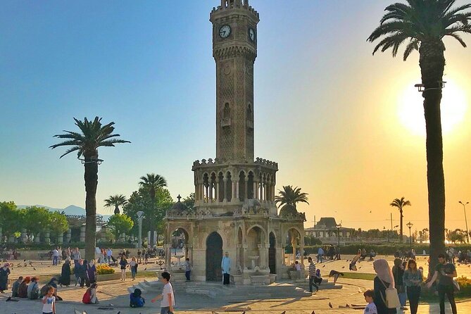 Recorrido por la ciudad de Izmir con la plaza de la República Kordonboyu, la plaza Konak, la torre del reloj, el bazar Kemeralti y Karsiyaka