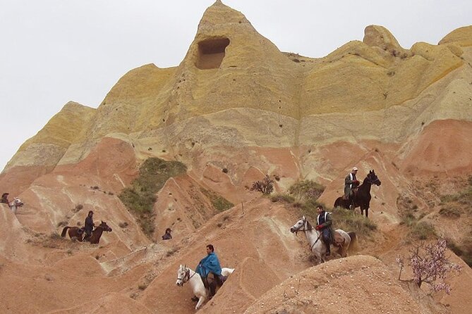 Paquete de oferta: Tour rojo de día completo en Capadocia y paseo a caballo