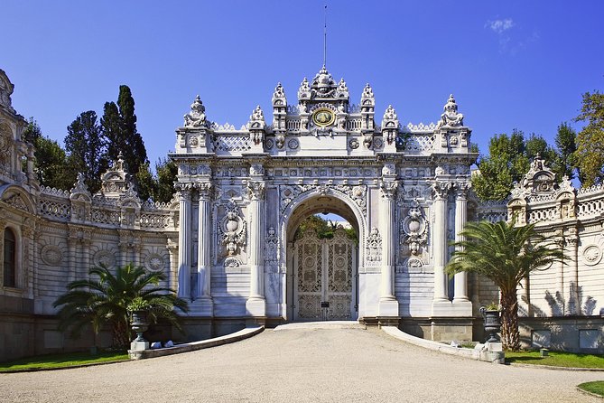 Bosphorus Cruise and Dolmabahce Palace Tour with Lunch from Istanbul