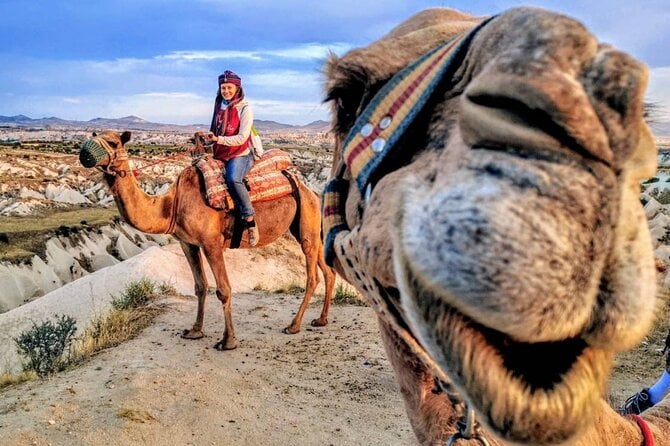 Paquete de oferta: tour rojo de día completo en Capadocia y safari en camello