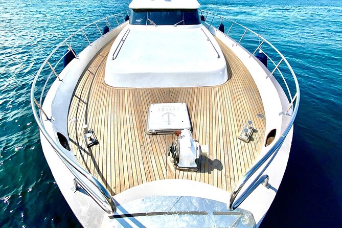 Visite du Bosphore Luxury Yacht, jusqu'à 10 personnes, baignade ou location en option